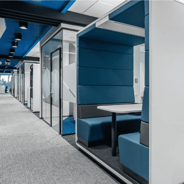 Hush meet treinzit voor op kantoor in de kleur blauw in passende kantoortuin