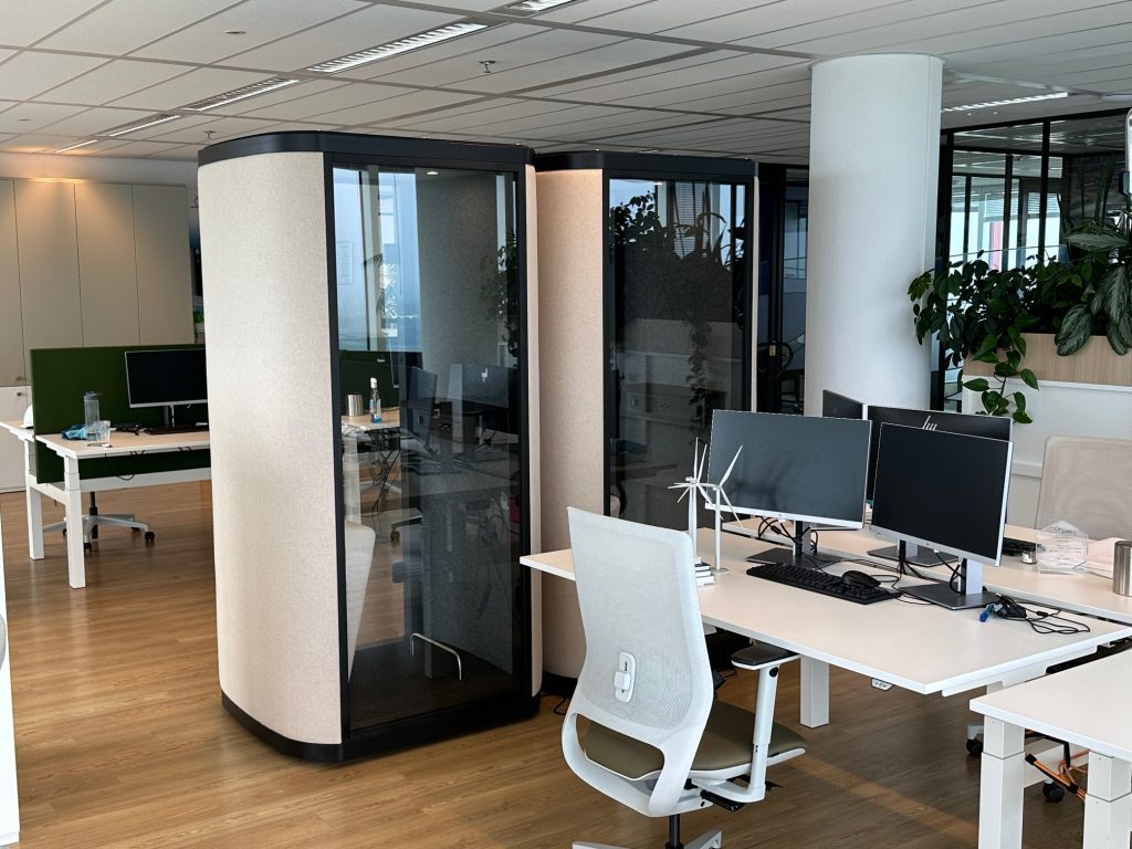 2 keer belcel ecell 1 op modern ingericht kantoor