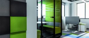 Akoestische panelen op kantoorwanden absorberen geluid en verbeteren de werkomgeving.