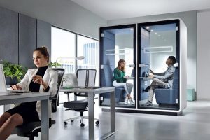 Flexibele werkplekken en ergonomische stoelen voor een productieve werkomgeving.