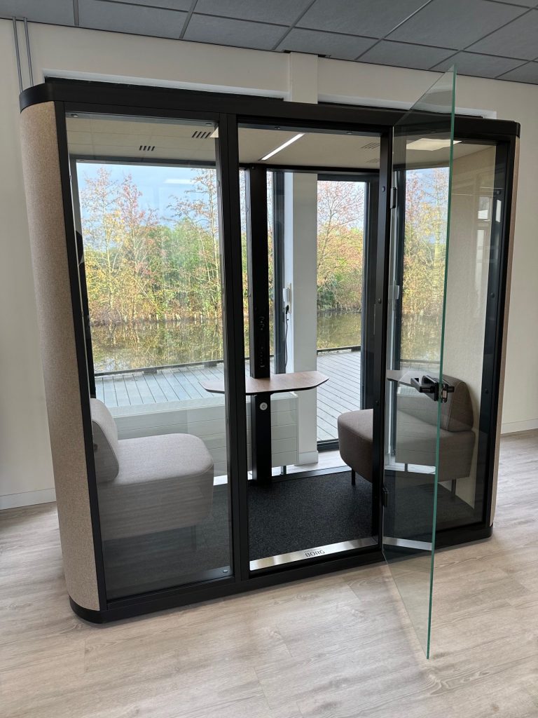 Showroom YOI vergaderruimte voor 2 personen